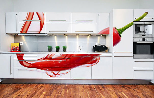 Яркие фотообои на кухонной мебели