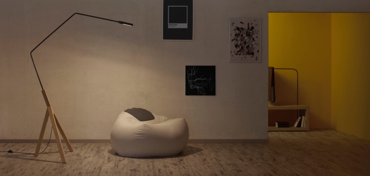 Чудесный дизайн напольного торшера NONELI в интерьере комнаты с приглушённым светом