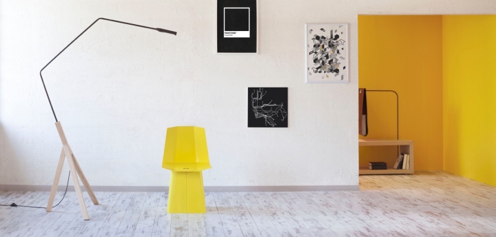 Уникальный дизайн напольного торшера NONELI в интерьере комнаты с жёлтыми акцентами