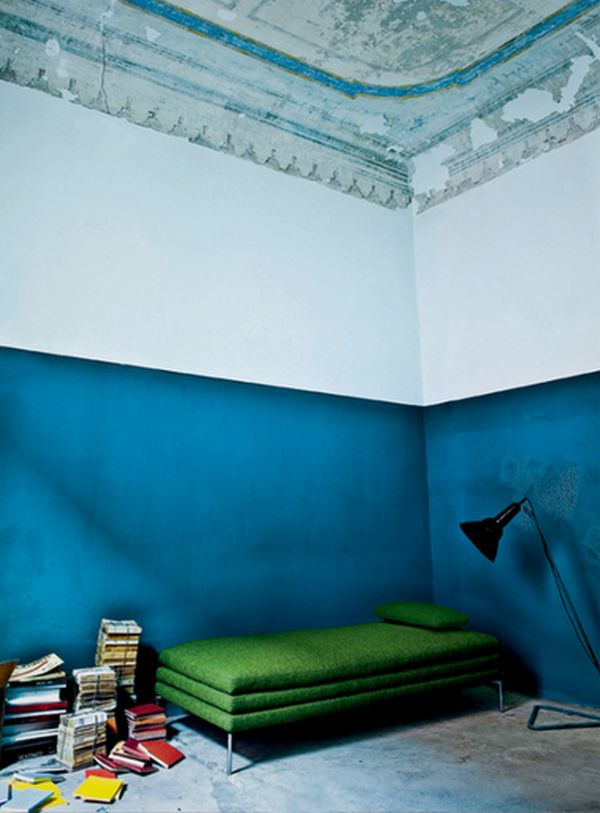 Окрас стен в бело-голубой цвет