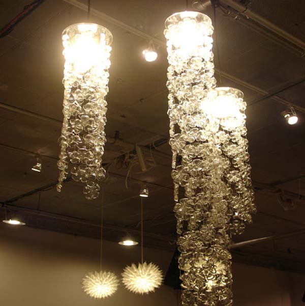 Светильники из бутылок (35 фото): плафон на люстру из стеклянных и пластиковых бутылок