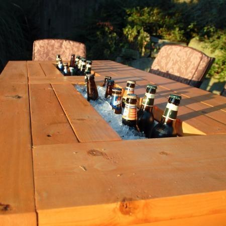 Стол с местом для охлаждения напитков