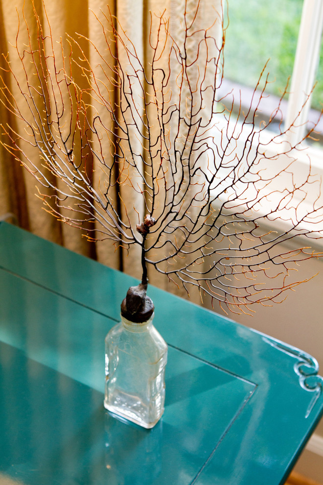 Декоративное дерево на столе