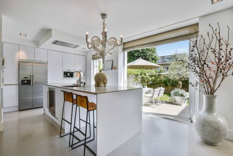 Роскошная кухня с выходом на террасу