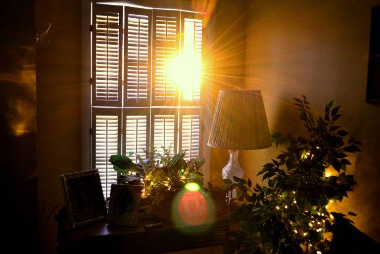 Солнечный свет через ставни