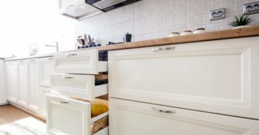 Современные кухонные шкафы с техникой