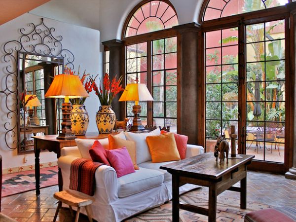 Яркий декор гостиной в испанском стиле
