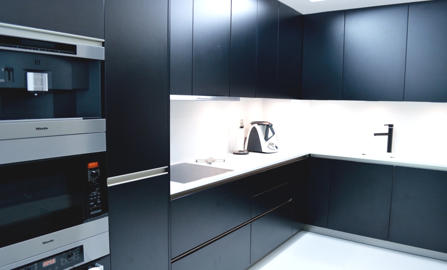 Черная кухня в современных апартаментах