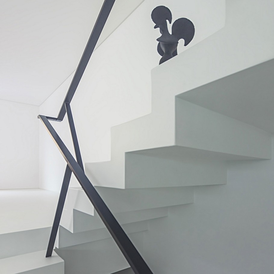 Белая лестница в современных апартаментах
