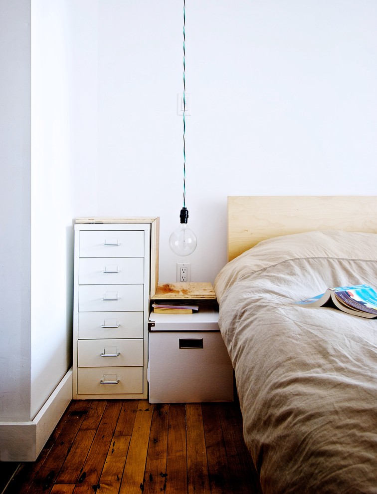 Лампа без абажура в интерьере спальной комнаты