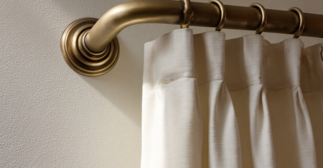 Светлые шторы на латунном карнизе Bridgerton decor