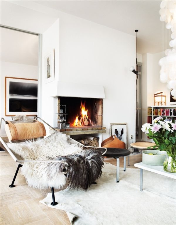 Восхитительный интерьер гостиной с камином в шведском стиле