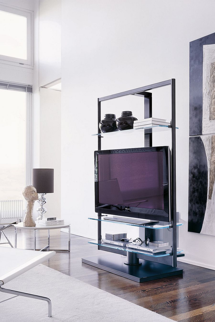 Яркая стойка под ТВ со стеклянными полочками от Porada