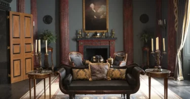 Темная классическая гостиная с камином и свечами Bridgerton decor