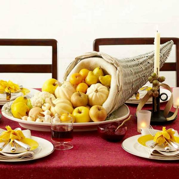 Тыквы и фрукты на столе