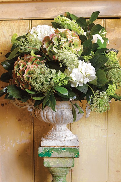 Винтажная ваза с цветами