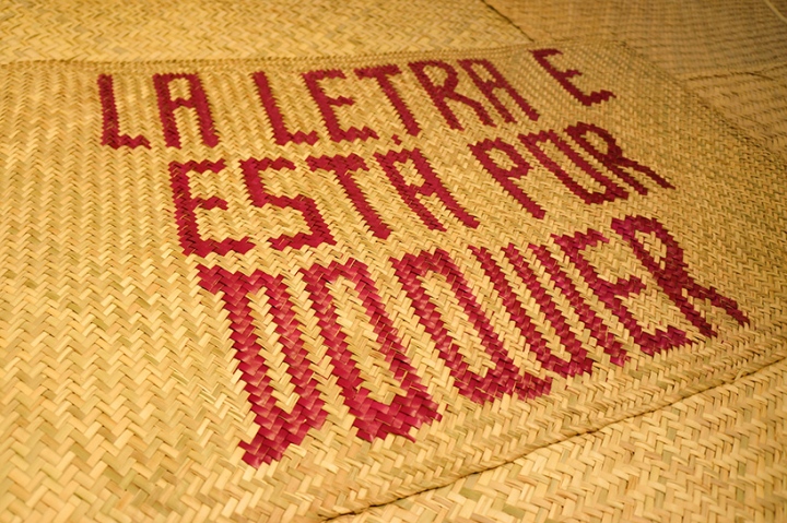 Плетеный коврик с надписью на выставке
