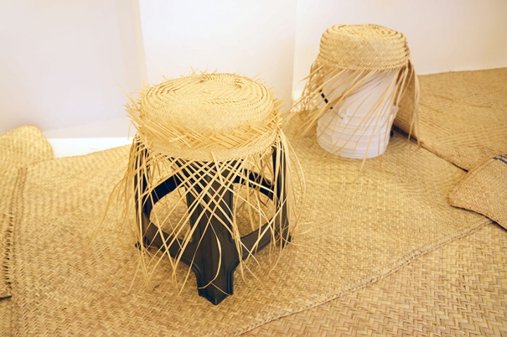 Табуреты с плетеными чехлами на выставке