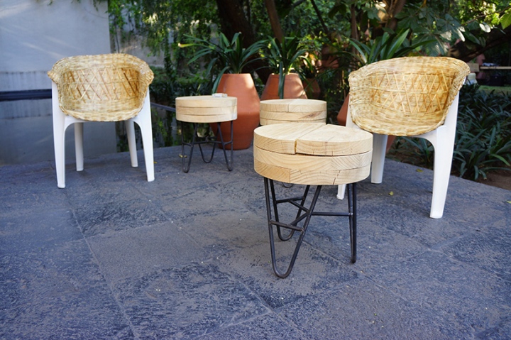Деревянные табуреты и белые стулья на выставке