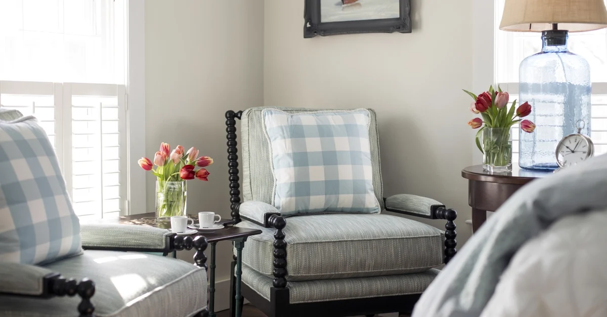 Уютные кресла с подушками и цветами