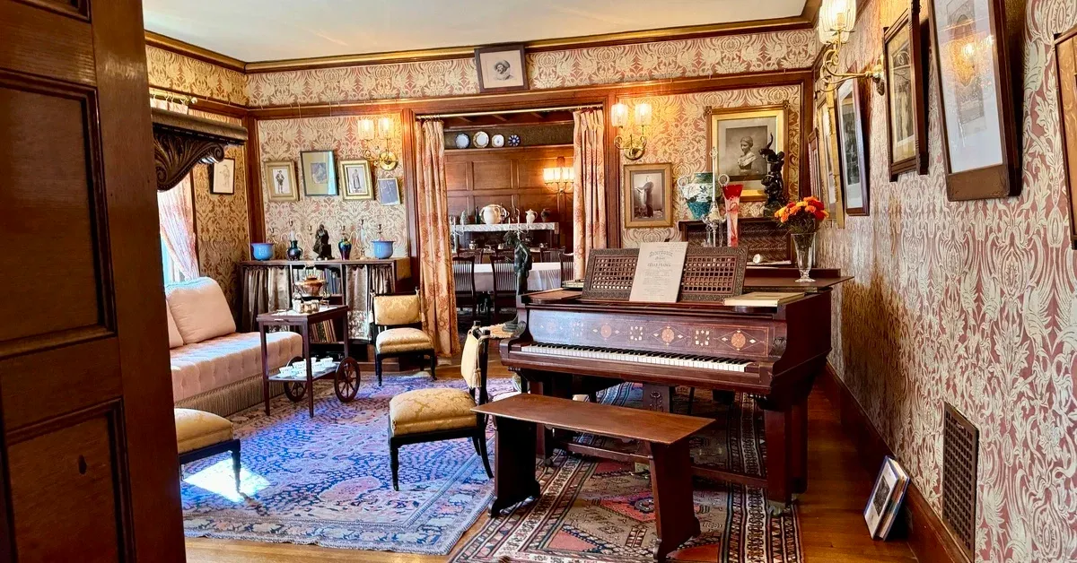 Винтажная гостиная с пианино и декором