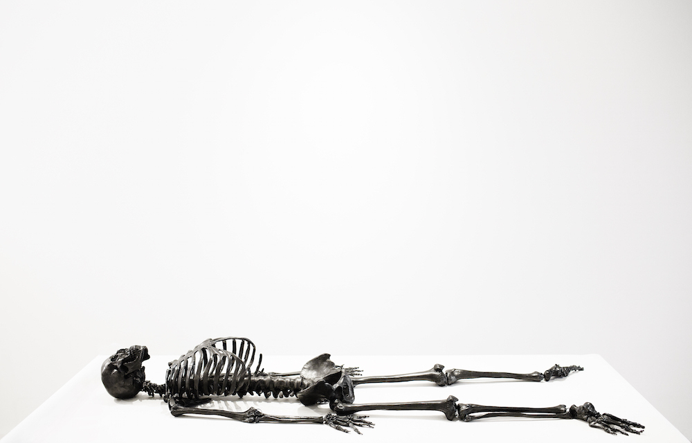 Человеческий скелет из графита от Агелио Батла