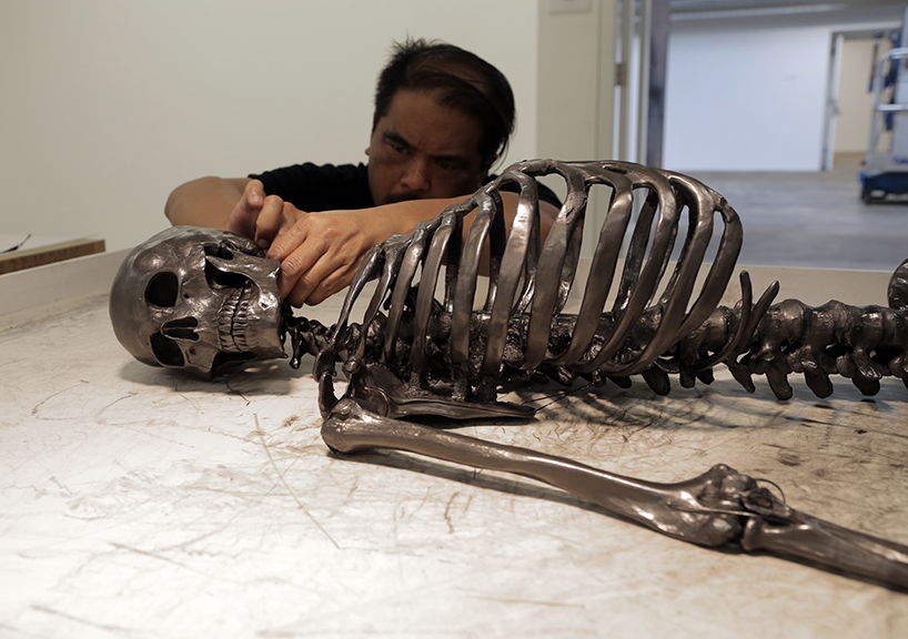 Человеческий скелет из графита от Агелио Батла