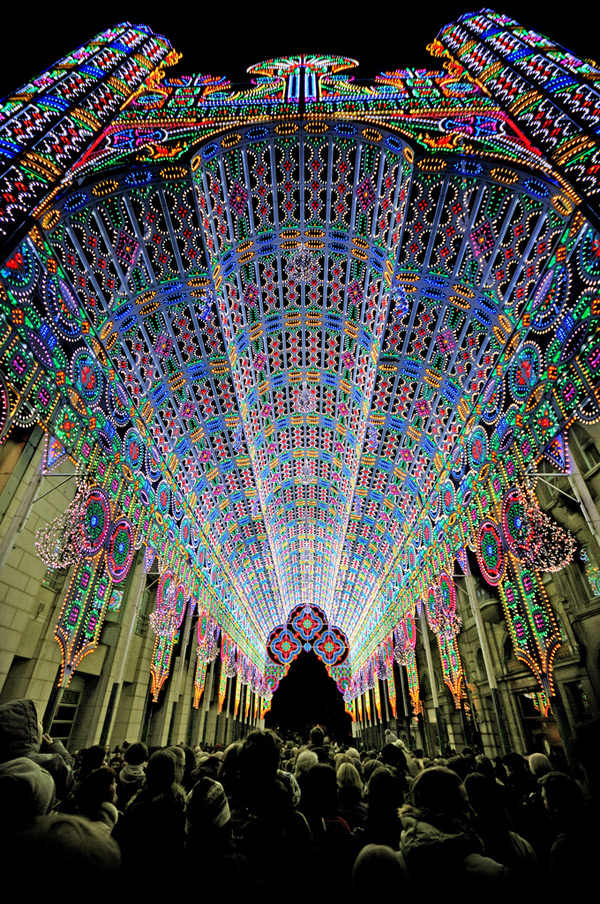 Чудесная световая инсталляция на соборе Luminarie Cagna