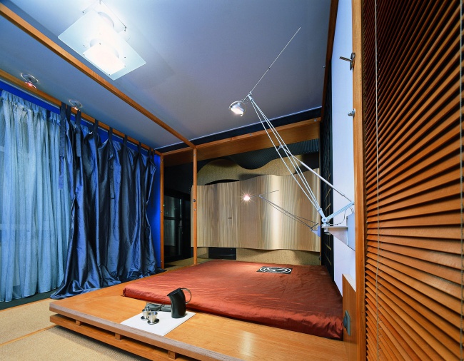 Прекрасный интерьер спальной комнаты дома в посёлке художников 