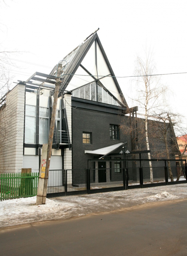 Фасад дома в посёлке художников 