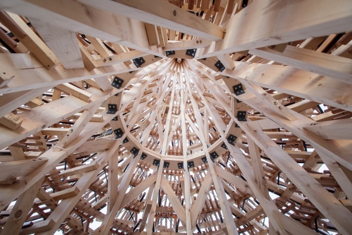 Огромная ёлка из саней от дизайнерской студии Hello Wood в Венгрии