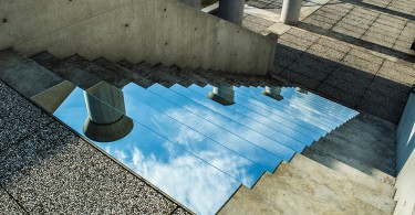 Ширин Абединирад: зеркальные инсталляции на городской лестнице