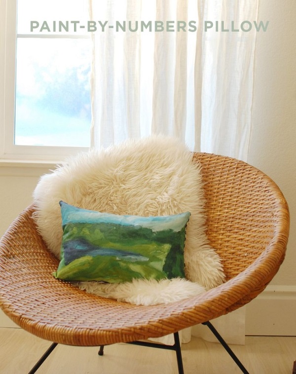 Креативная подушка с пейзажем в кресле