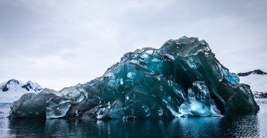 Перевернувшийся айсберг на фотографиях Алекса Корнелла