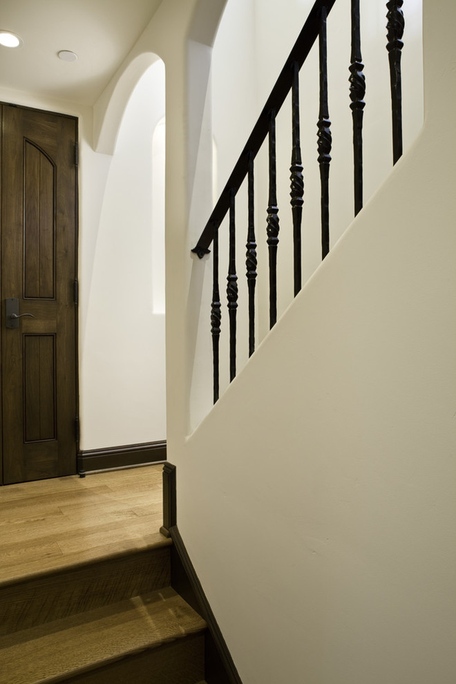 Лестница с деревянным поручнем от Claudio Ortiz Design Group