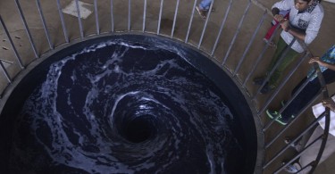 Аниш Капур: мистическая инсталляция бурлящего потока чёрной воды