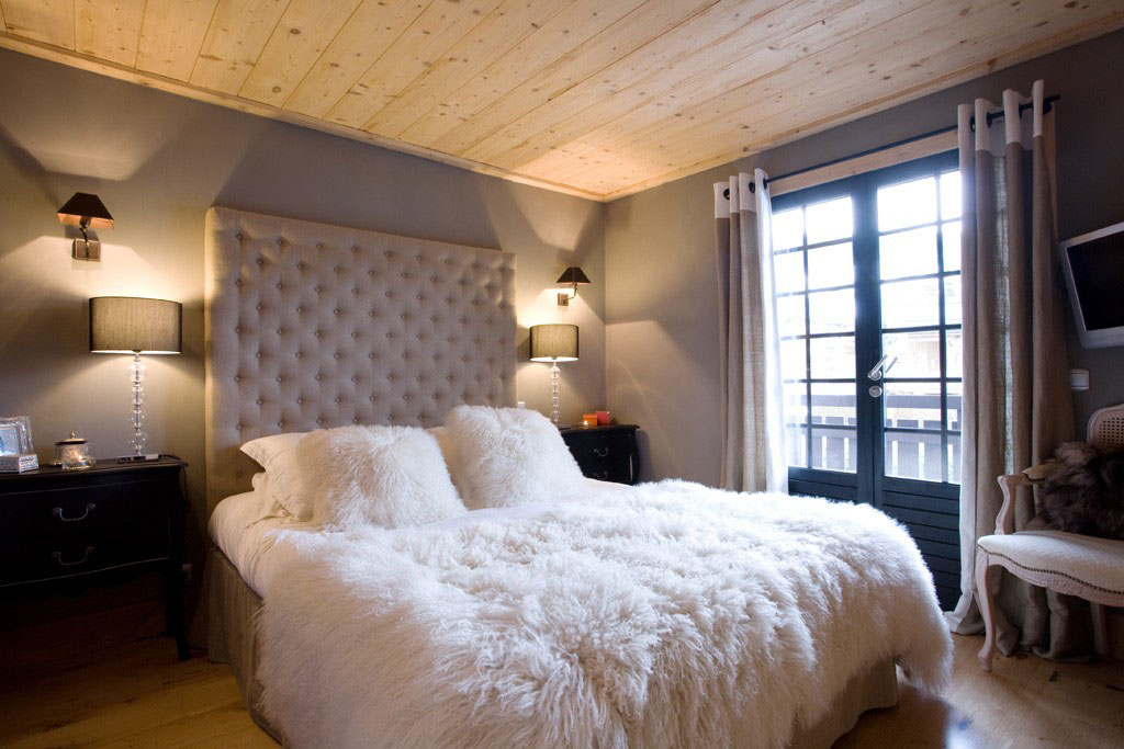 Интерьер спальни с деревянными элементами в декоре