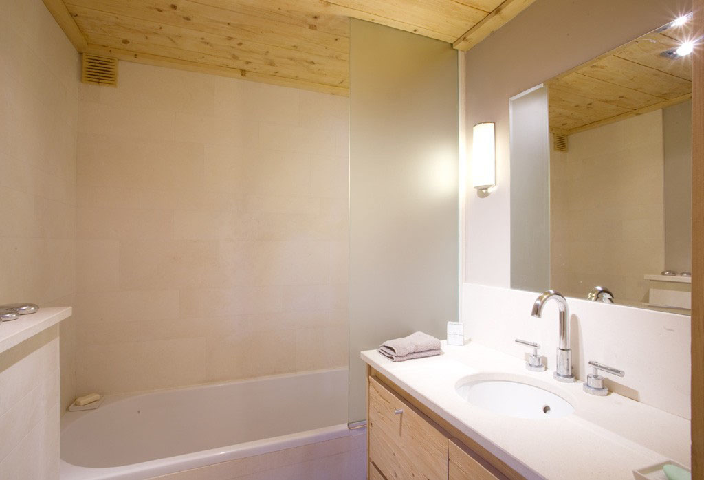 Интерьер ванной с деревянными элементами в декоре