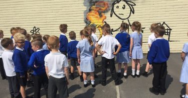 Фреска от Бэнкси на школьном здании в Бристоле