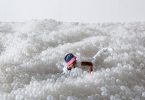 Интерактивная инсталляция «Пляж» от студии Snarkitecture: океан из миллиона белых шариков