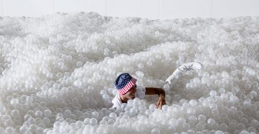 Интерактивная инсталляция «Пляж» от студии Snarkitecture: океан из миллиона белых шариков