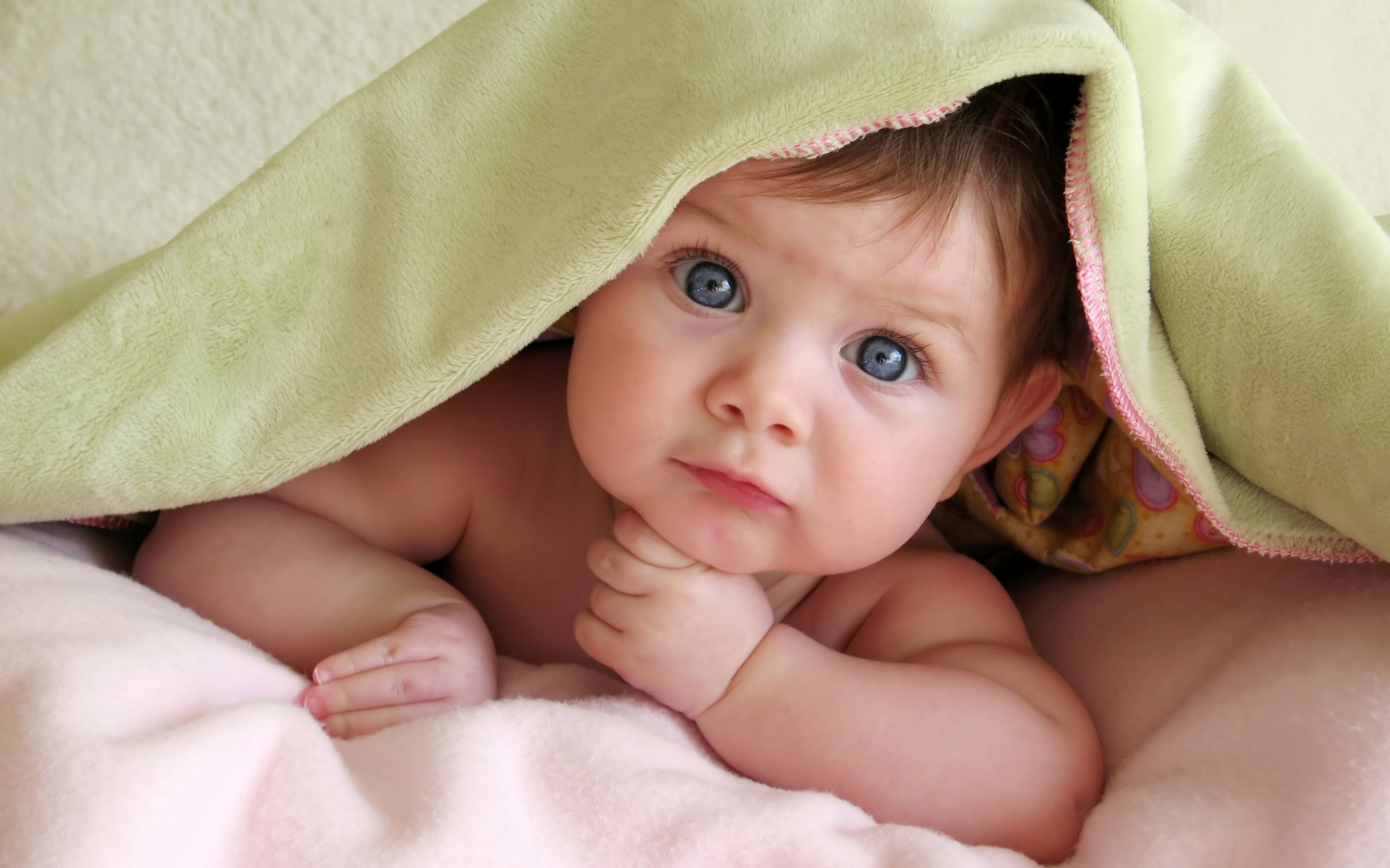 Малыш под детским одеялом