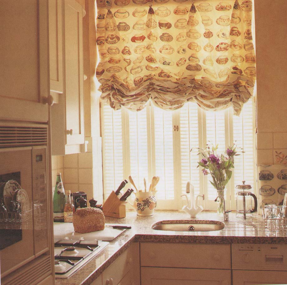 Скомканные японские шторы на кухне