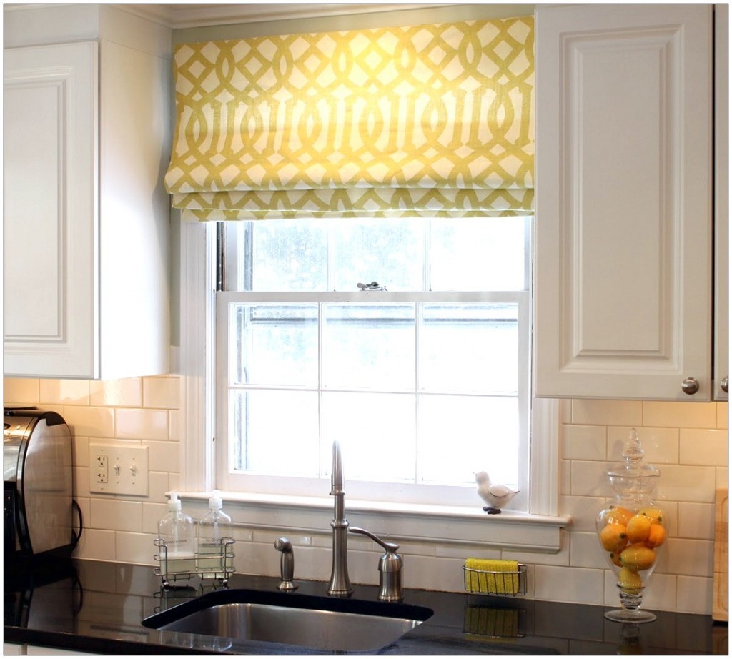 Желтые собранные шторы на кухне