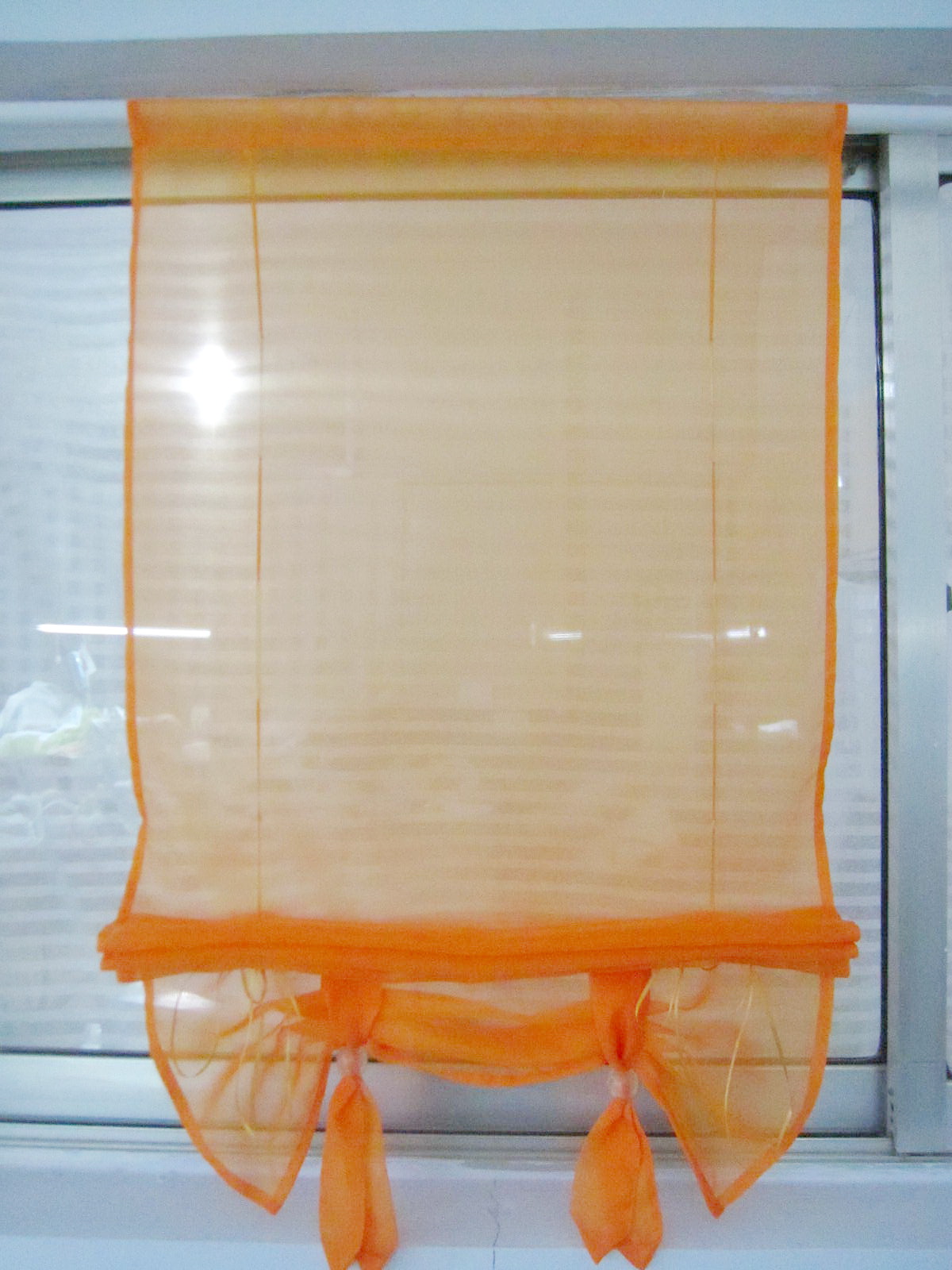 Оранжево-прозрачные шторы на кухне