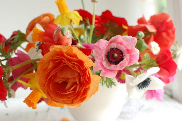 Красивые цветы в вазе для декора интерьера