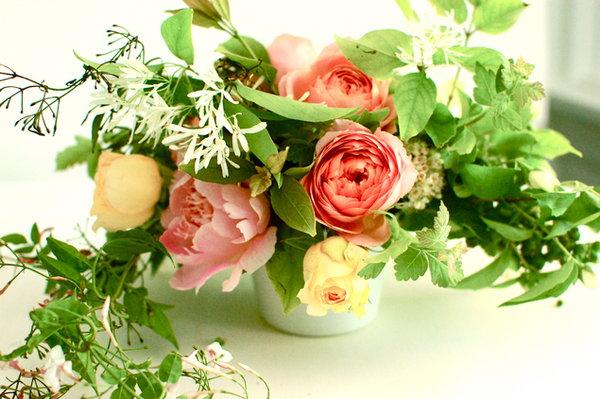Стильные цветы в вазе для декора интерьера