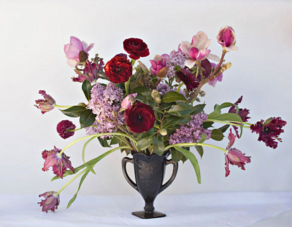 Прекрасные цветы в вазе для декора интерьера
