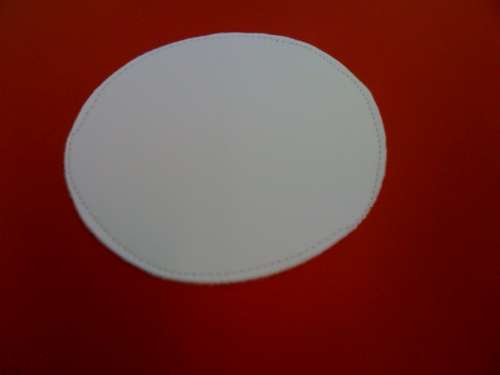 Белый круг на красной ткани для обивки