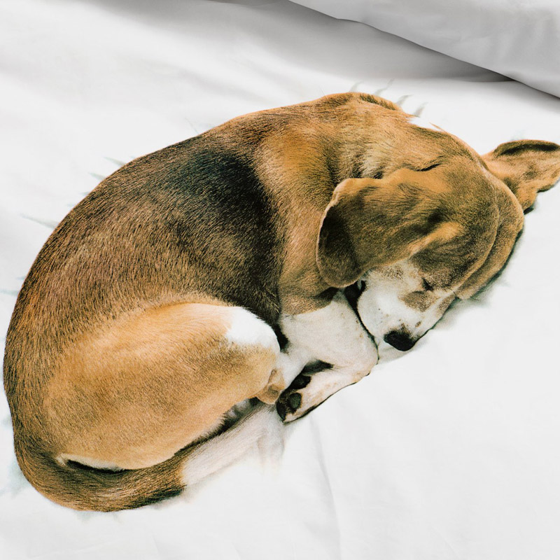 Собака спящая на постельном белье от SNURK